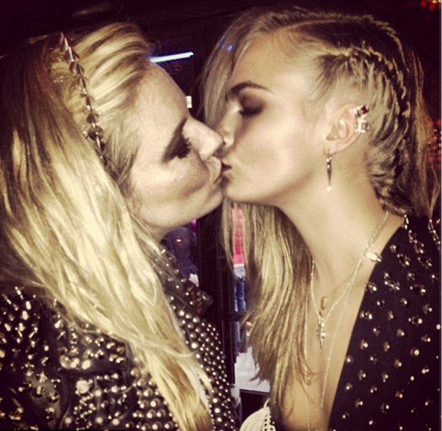 Toti au ramas cu gura cascata! Doua blonde din showbiz s-au sarutat patimas!