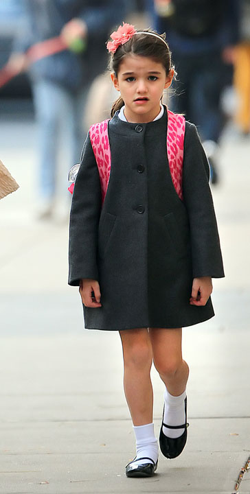 Suri Cruise Walks Home In School Uniform With Mom Katie Holmes - Ziarul National