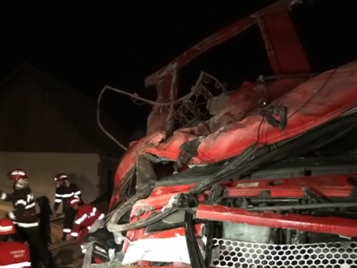 Tata si fiica, ucisi in propria curte de un TIR scapat de sub control, la Suceava. Alte doua persoane au murit