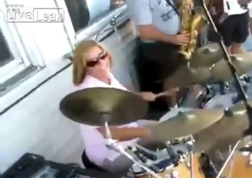 A facut spectacol in mijlocul strazii! Ce talent iesit din comun are! (VIDEO)