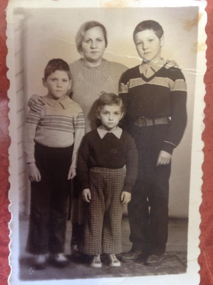 Il recunosti pe micutul din poza asta? Azi e unul dintre cei mai faimosi cantareti din Romania!