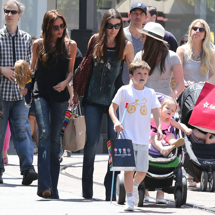 Victoria Beckham Shopping With Her Family At The Grove - Ziarul National