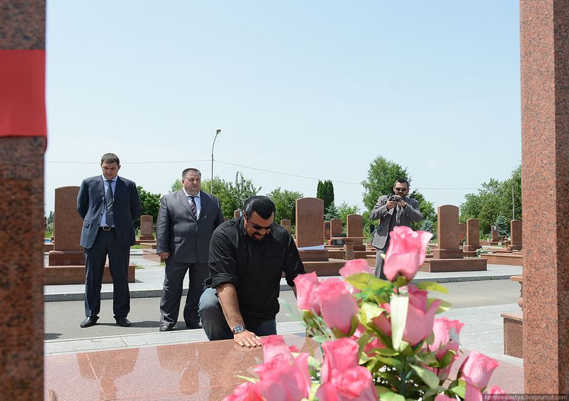 Steven Seagal, momente EMOTIONANTE la scoala distrusa in urma atacului de la Beslan! (FOTO)