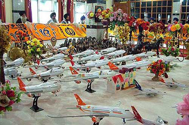Airplane-temple2 - Ziarul National