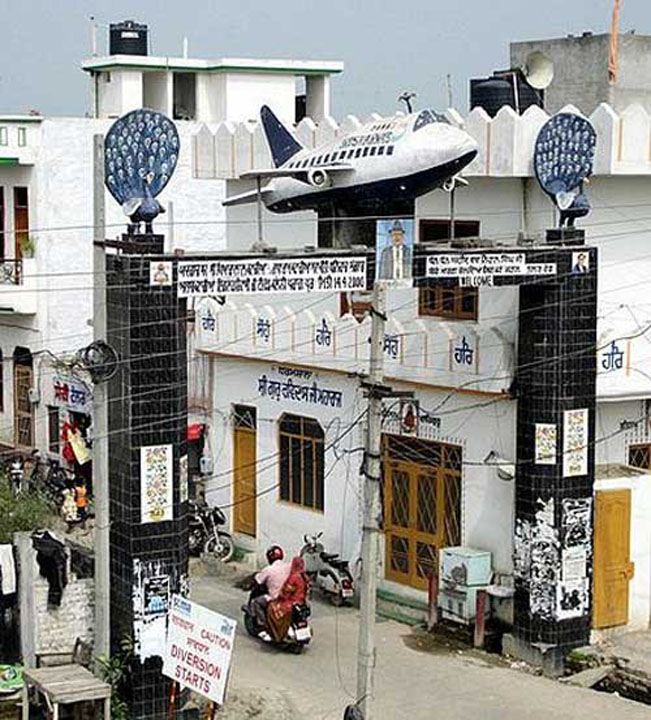 Airplane-temple3 - Ziarul National