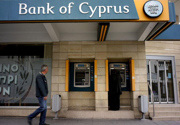UE a decis: Clientii bancilor vor plati lacomia bancherilor