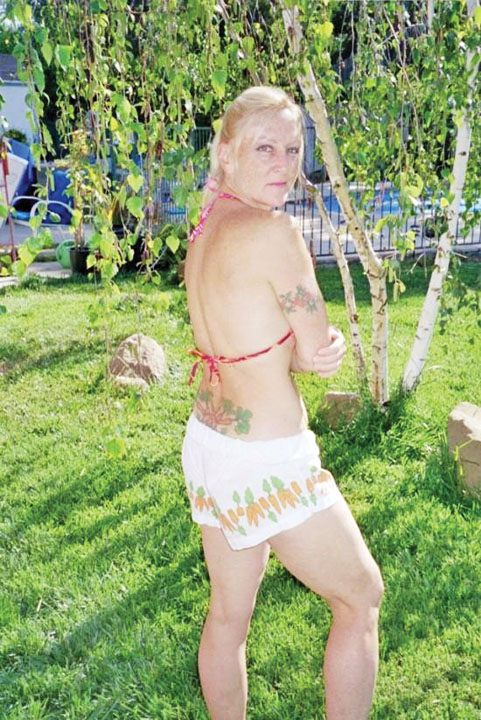 Si-a tatuat 40 de morcovi pe tot corpul