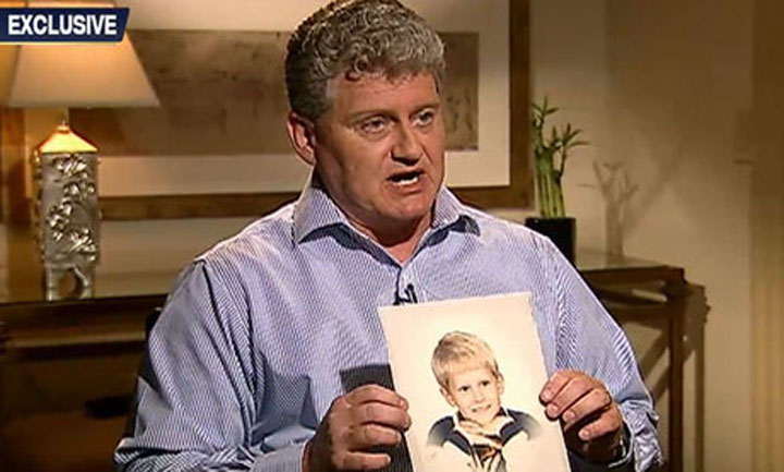 Lonnie Snowden holding up a picture of Edward Snowden - Ziarul National