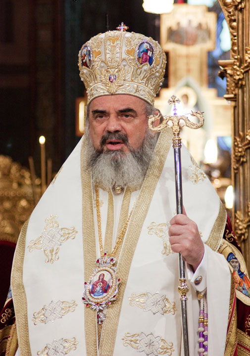 „Toţi cei care poartă mască”, felicitați de către Patriarhul Daniel – VIDEO