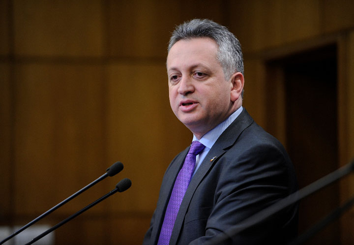 Fenechiu: Salariul de 9.000 de euro al sefului CFR Marfa este corect