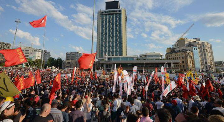 Desi Erdogan s-a declarat „servitorul poporului”, in „primavara turceasca” se striga „Jos Sultanul!”