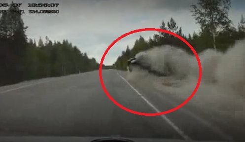 Imagini de groaza: Catastrofa in trafic, dupa o manevra total gresita! (VIDEO)