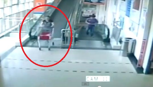 IMAGINI SOCANTE: O femeie a murit dupa ce a fost lovita de un carucior, intr-un supermarket! (VIDEO)