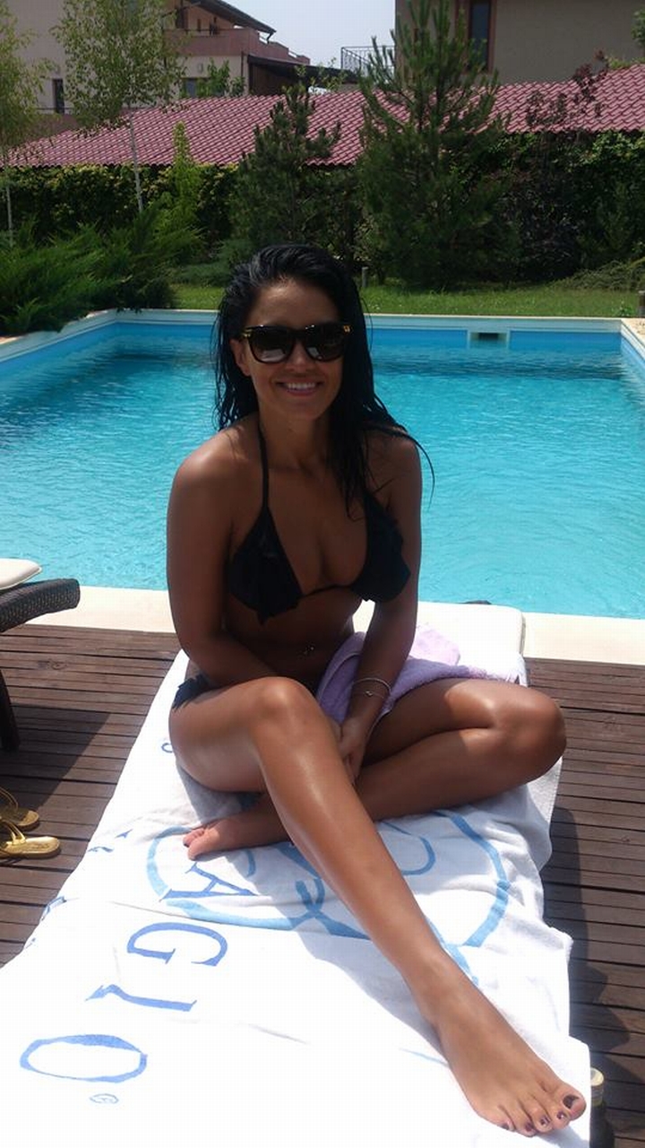 Cu cine se distreaza Adelina Pestritu, pe o zi torida, la piscina! (FOTO)