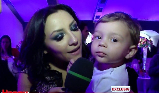 Andra are concurenta: “David se urca pe masa si canta si danseaza ca mine!”