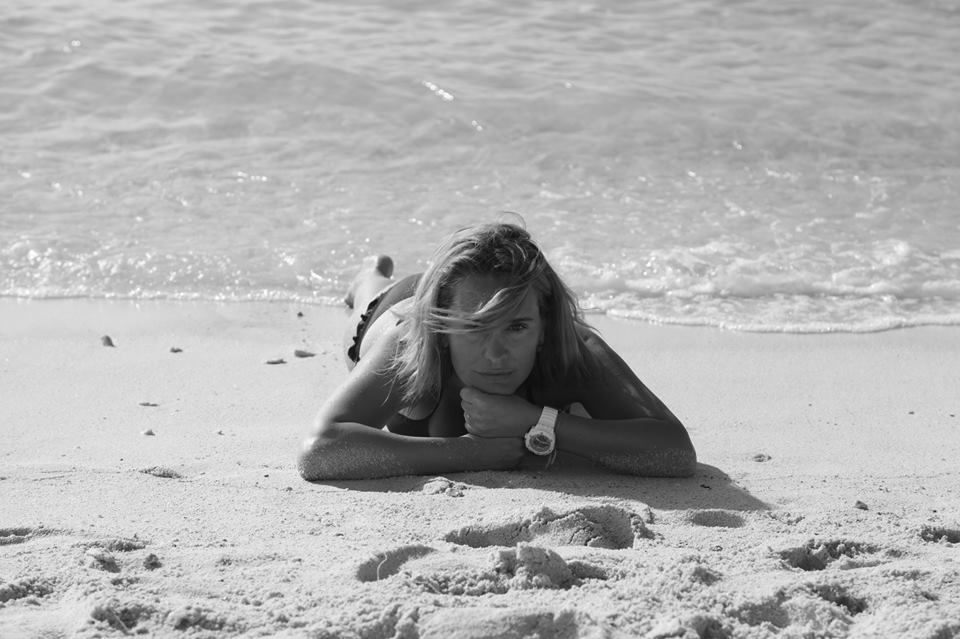 Andreea Esca, in costum de baie: Tolanita pe nisip, mangaiata de valurile m...