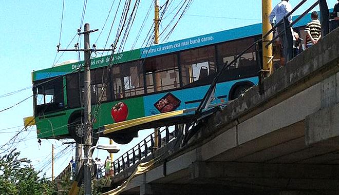 Imagini dramatice: Un autobuz a ramas suspendat pe un pod din Constanta!