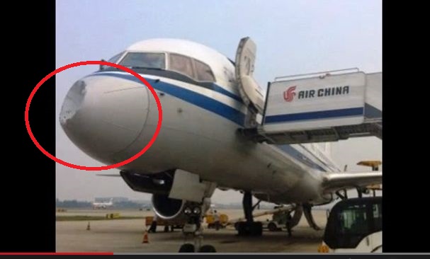 LOVIT de un OZN? Ce s-a intamplat cu AVIONUL asta in timpul zborului de a ajuns sa arate ASA?  (VIDEO)