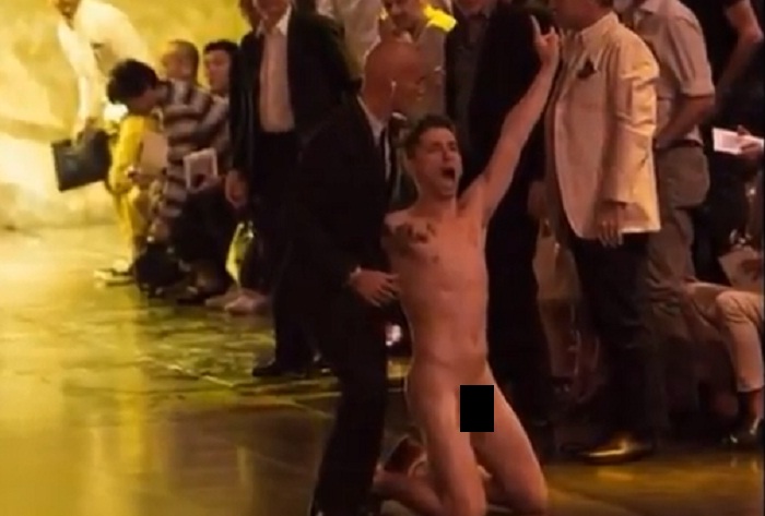Un barbat COMPLET GOL, „vedeta” pe podiumul unei prezentari de moda D&G (VIDEO)