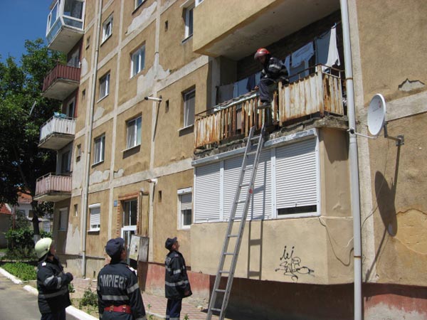 S-au INGROZIT cand au auzit cum a fost gasit vecinul lor, in propriul apartament din LUGOJ!