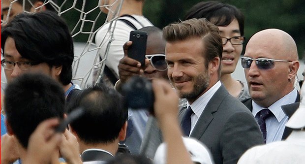 Chinezii s-au calcat in picioare pentru a-l vedea pe Beckham! (VIDEO)