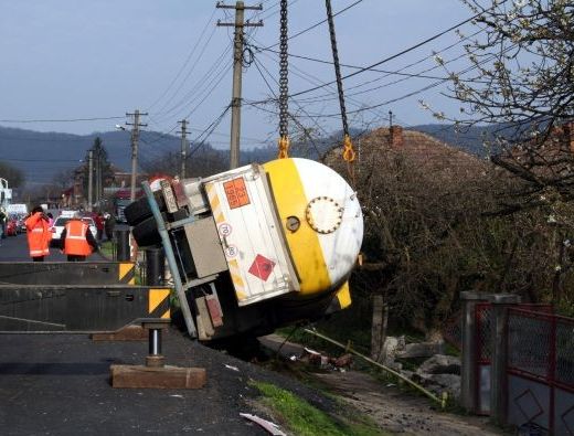 O cisterna plina cu GPL s-a rasturnat in Caras-Severin. Traficul rutier, oprit pe ambele sensuri
