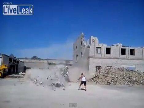 Dramatic: Filma daramarea unei cladiri, dar nu s-a gandit ca va fi ultimul lucru pe care va mai apuca sa-l faca! (VIDEO)