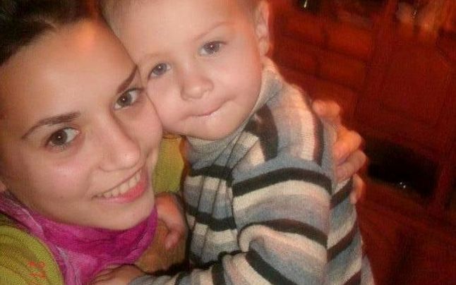 EMOTIONANT! La 19 ani: Eleva-sefa de promotie si mama unui baietel de doi ani!