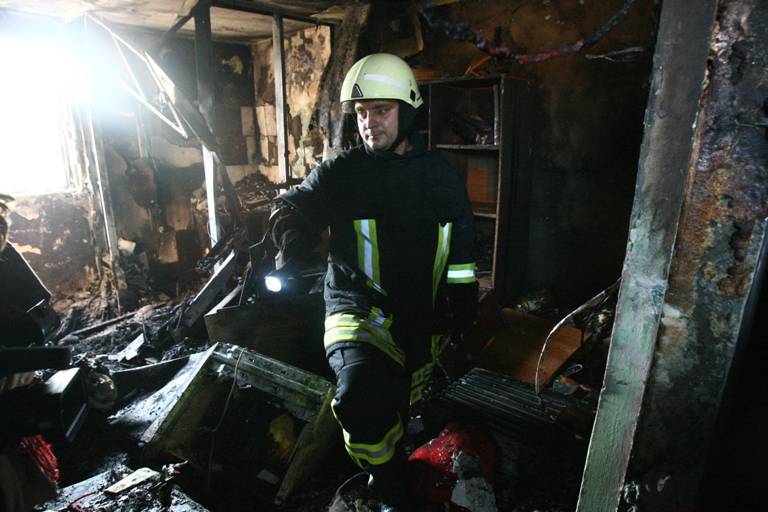 PANICA SI GROAZA intr-un bloc din Targoviste: EXPLOZIE urmata de incendiu! (VIDEO)