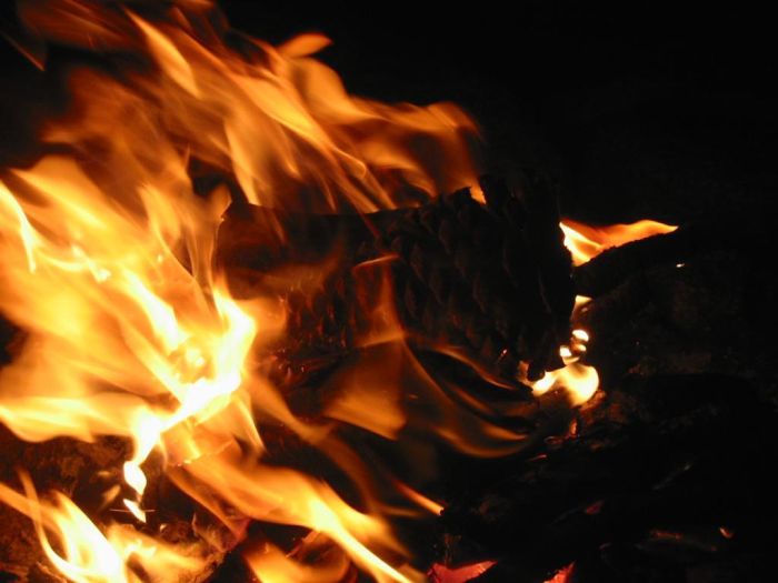 Incendiu violent in Capitala! Mai multi oameni au fost evacuati