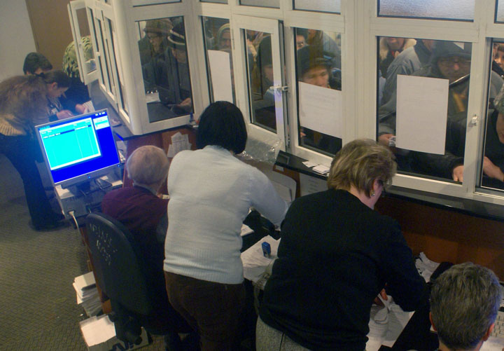 BNR: Salariile bugetarilor depreciaza leul