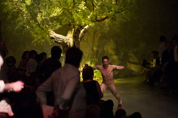 A naked man interrupts the DOLCE& GABBANA catwalkMilan Fashion Week: Men - Ziarul National's S/S 2014NO CREDIT