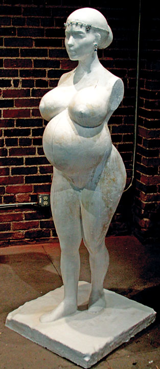 Kardashian sculpture a has a lucky touch - Ziarul National