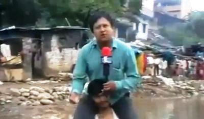 Un reporter in India „revolutioneaza” ideea de transmisiune de la inundatii! (VIDEO)