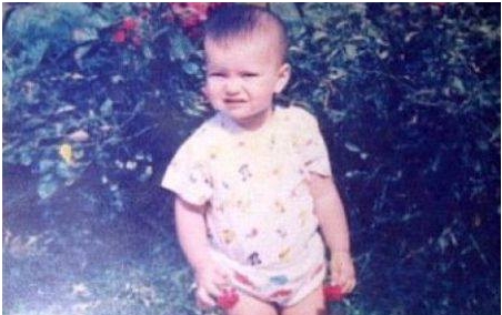 O recunosti pe fetita asta? Azi e cea mai iubita cantareata din Romania! (FOTO)