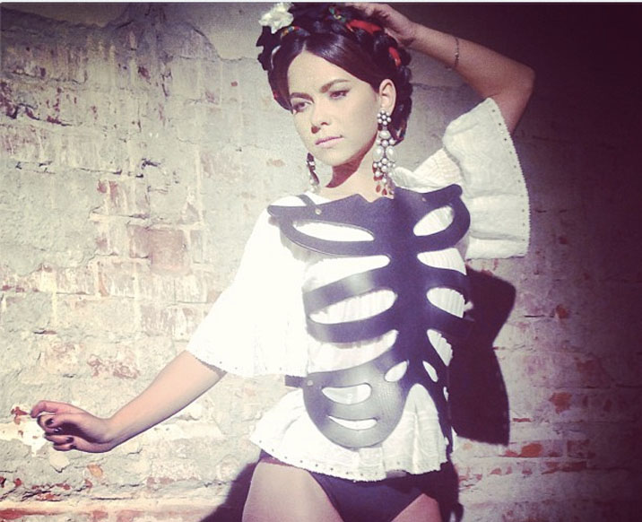 I-a dat gata inca o data pe mexicani. Inna, varianta sexy a pictoritei Frida Kahlo