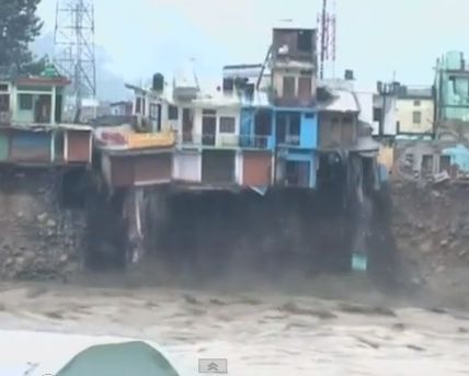 India, devastata de inundatii: Cel putin 130 de morti, zeci de disparuti si pagube imense (VIDEO)