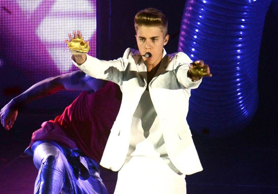 Bieber Mania aduce nebunia! Un fan a cheltuit 100.000 de dolari pentru a arata ca artistul
