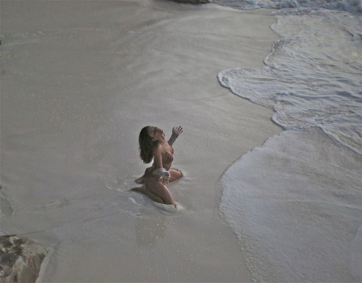 Arata DEMENTIAL: Madalina GHENEA, fotografiata pe o plaja pustie! (FOTO)
