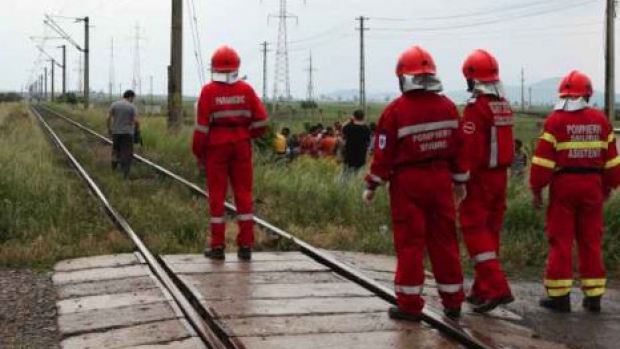 GRAV ACCIDENT la Iasi! Masina lovita de tren: Un copil de cinci ani, IN STARE CRITICA!