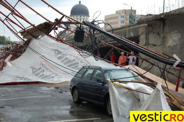 Prapad: O schela cazuta a facut praf mai multe masini, la Arad