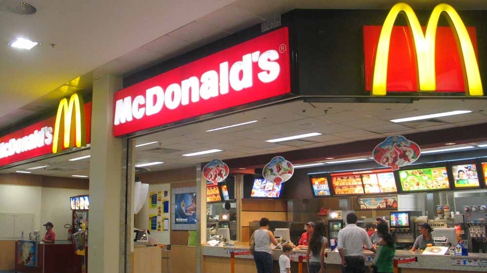 Cum au fost surprinse doua femei in toaleta McDonald’s! Una din ele – injunghiata de clientii furiosi!