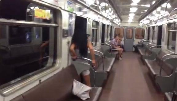Nebunie la metrou, in St. Petersburg: Ce reactie au fetele astea cand vad ce se intampla in tunel! (VIDEO)