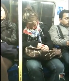Adoarme in metrou pe un barbat! Ce a urmat o sa starneasca hohote de ras! (VIDEO)