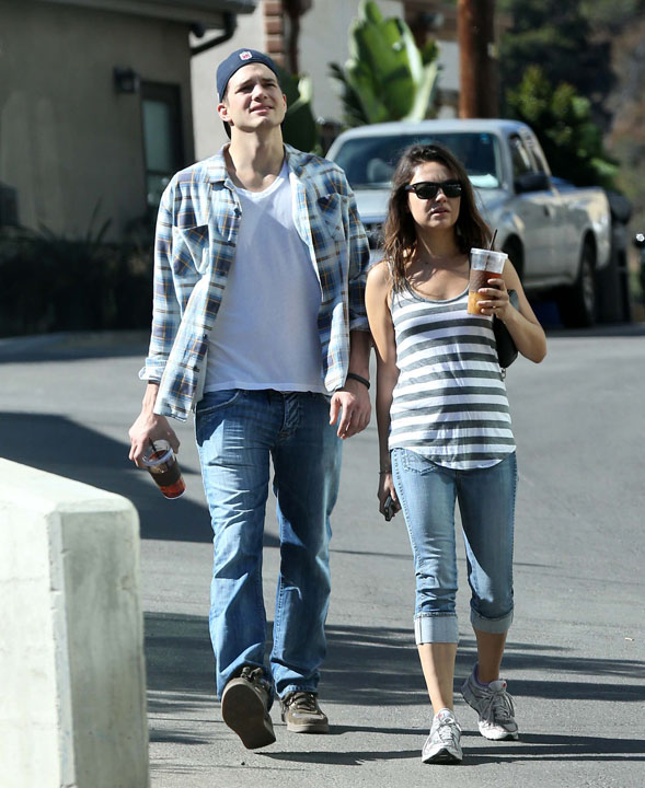 Charlie Sheen si Ashton Kutcher se bat pe Mila Kunis