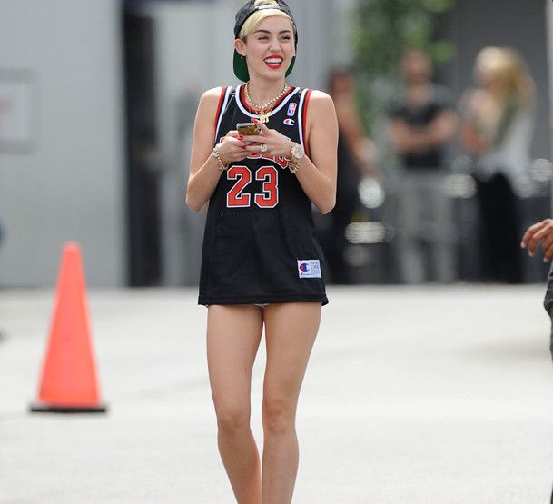 Miley Cyrus a facut senzatie in chiloti pe strada (FOTO)