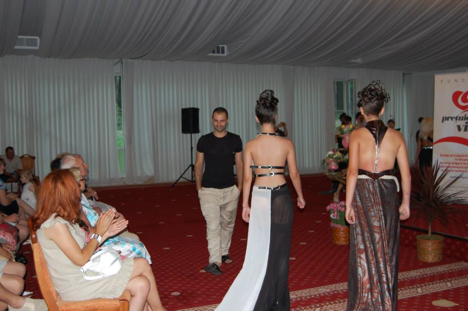 Andreea Marin a organizat un SHOW SEXY in fata a zeci de copii: Rochii transparente cu lenjeria la vedere!