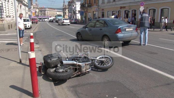 Izbit de o masina, un motociclist din Cluj a lovit la randul lui un pieton