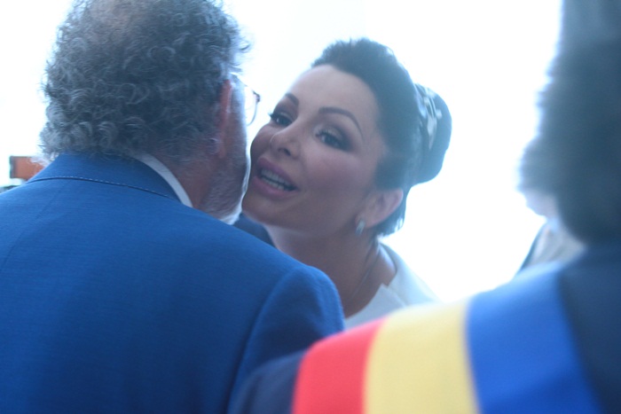 Ilie Nastase i-a facut-o iubitei sale, Brigitte Sfat, chiar la cununia lor civila! Nu se astepta la asa ceva!(FOTO)