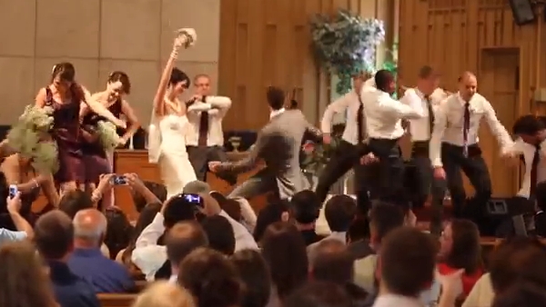 Le-au pregatit invitatilor la nunta lor o SURPRIZA cu totul speciala, chiar in BISERICA! Muzica, DJ! (VIDEO)